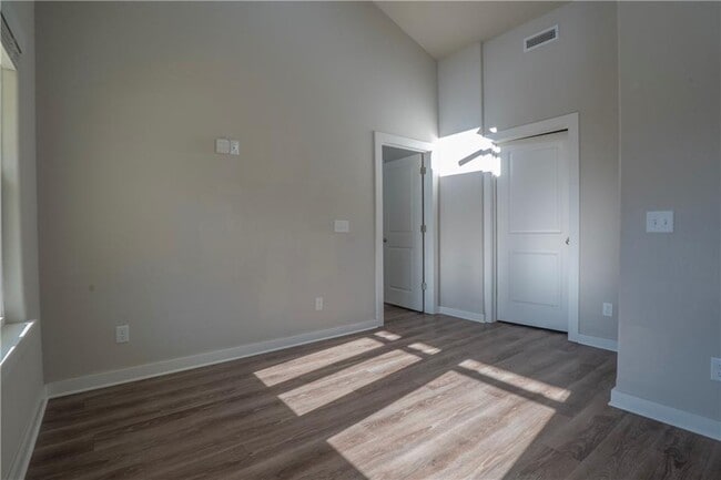 Building Photo - 636 N Honey Locust Bnd