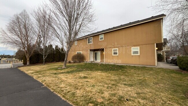 Foto del edificio - 1945 SW Canyon Dr