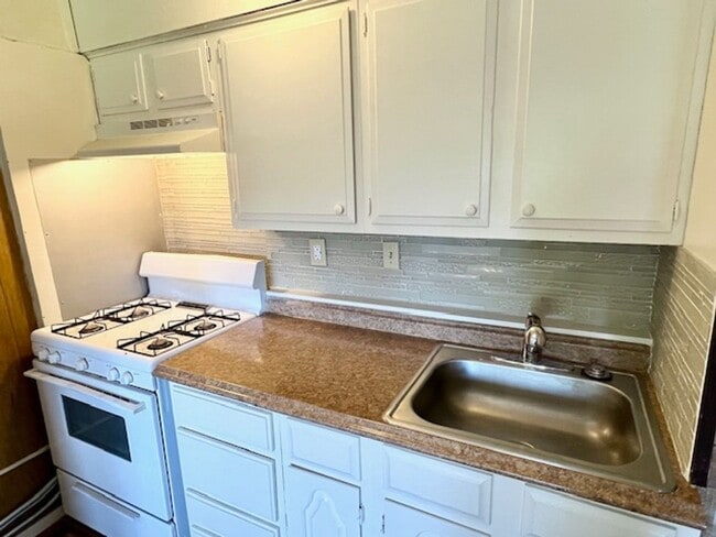 Foto del edificio - Updated Studio Apt. With All Utilities Included