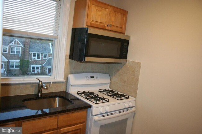 Building Photo - 826 Windermere Ave