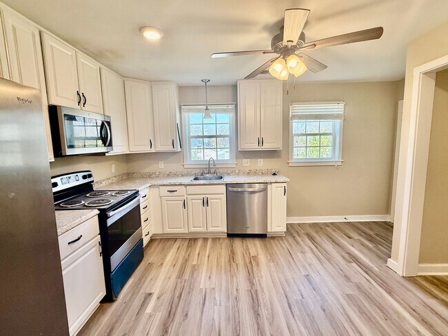 Building Photo - Three bedroom, 2 bath house in Burlington