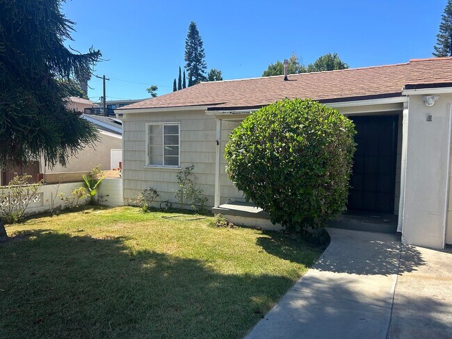 Building Photo - 2 BRDRM, PLUS BONUS ROOM HOUSE ~ Ready and...