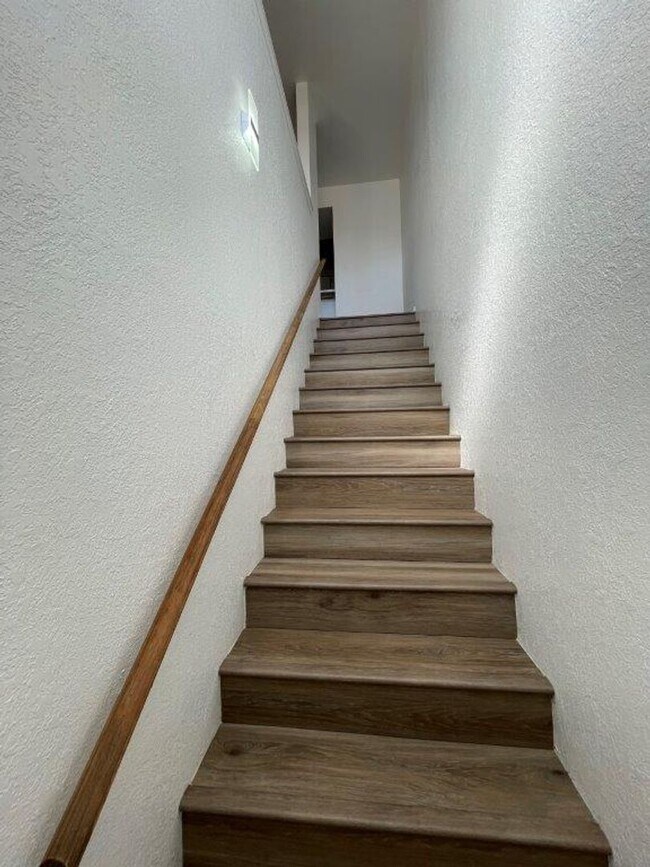 Foto del edificio - One bed upstairs condo with all appliances...