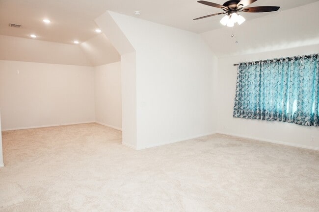 Building Photo - 700 Sedona St