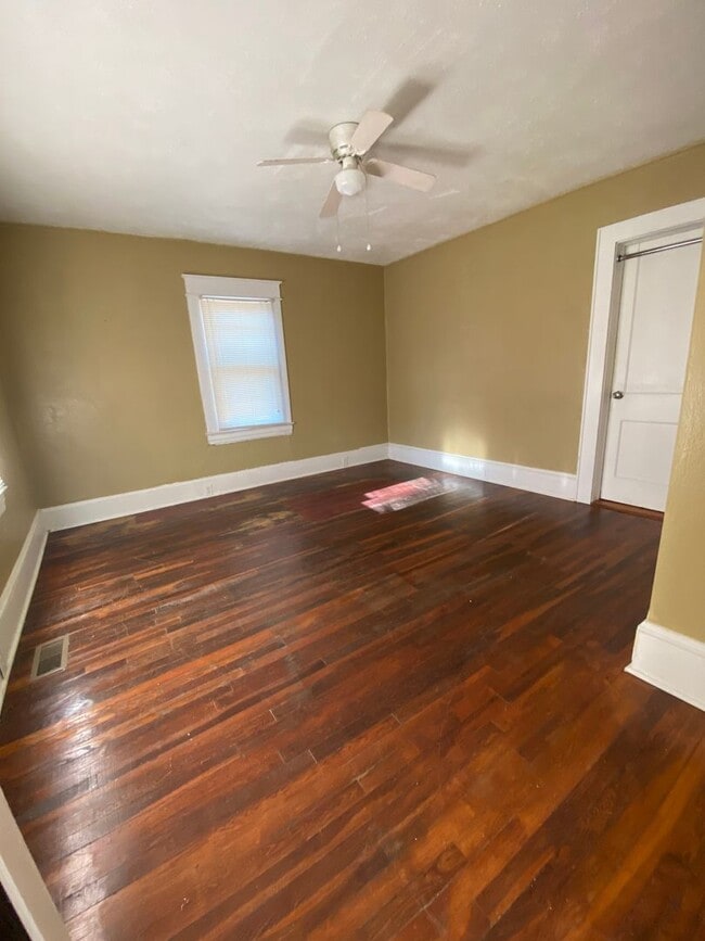 Building Photo - BEAUTIFUL 3 BED/ 1 BATH HOME READY FOR MOV...