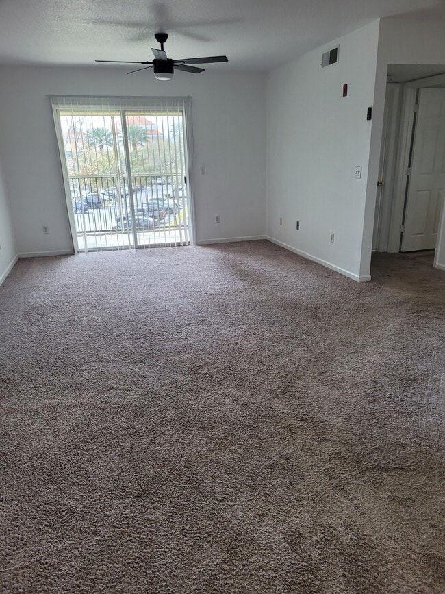 Living room - 712 Crest Pines Dr