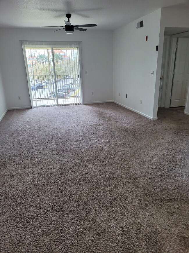 Living room - 712 Crest Pines Dr