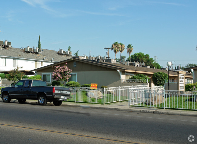 Building Photo - Garden Square Apartments