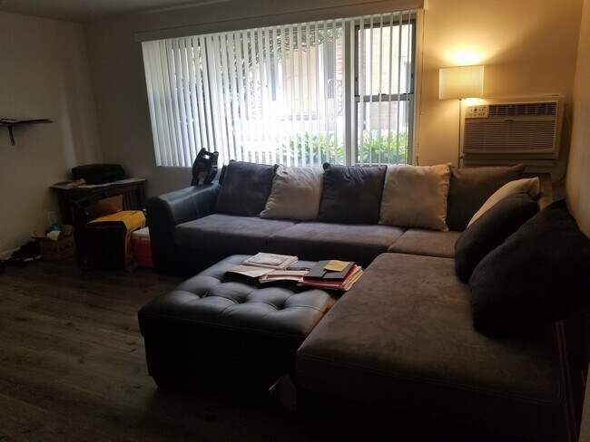 Foto del edificio - 6764 N Sauganash Ave