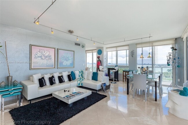 Foto del edificio - 6365 Collins Ave