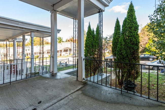 Building Photo - 3043 Belmont Ave