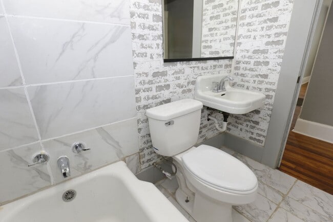 Foto del edificio - Spacious 4-Bedroom Home with Modern Upgrad...