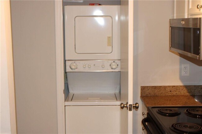 Foto del edificio - 3160 7 Pines Ct