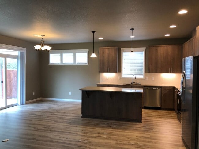 Building Photo - Small Quiet Neighborhood