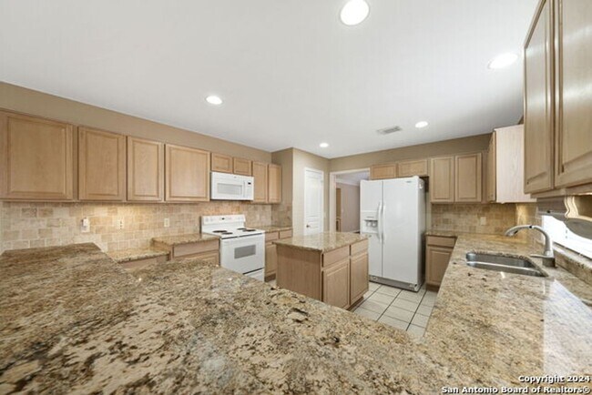 Building Photo - 3 Bedroom 2 Bathrooms located in Jade Oaks...