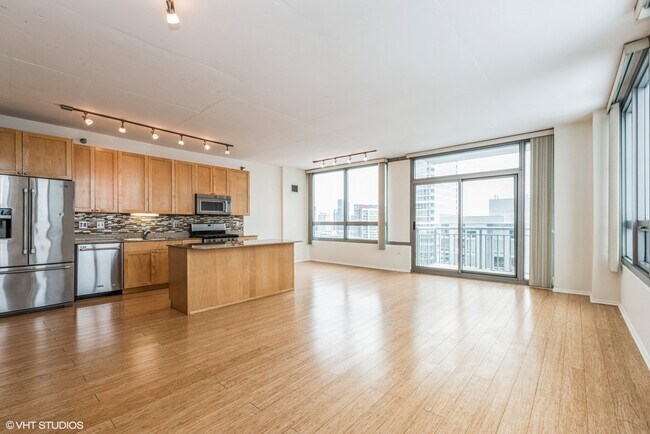 Building Photo - 701 S Wells St