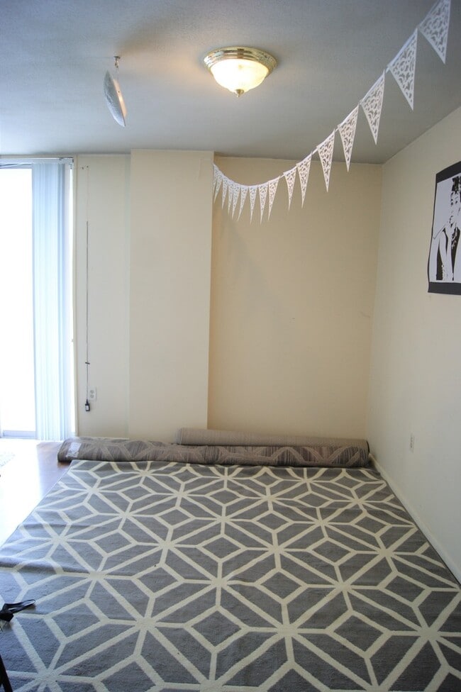Building Photo - Spacious 2 Bedroom Condo at Gateway Park n...