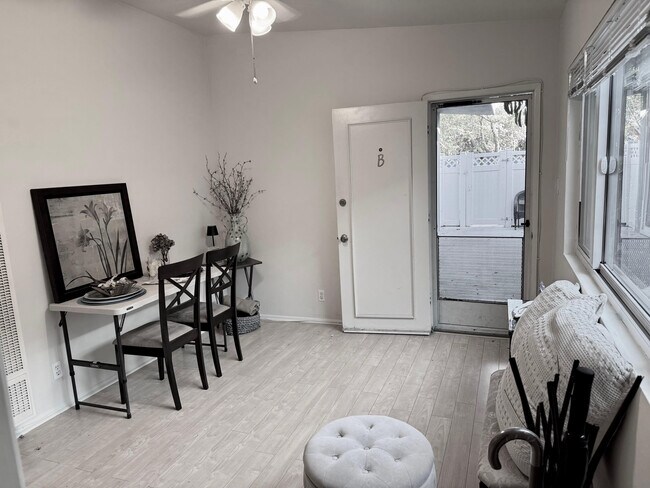 Foto del edificio - 10519 Chandler Blvd