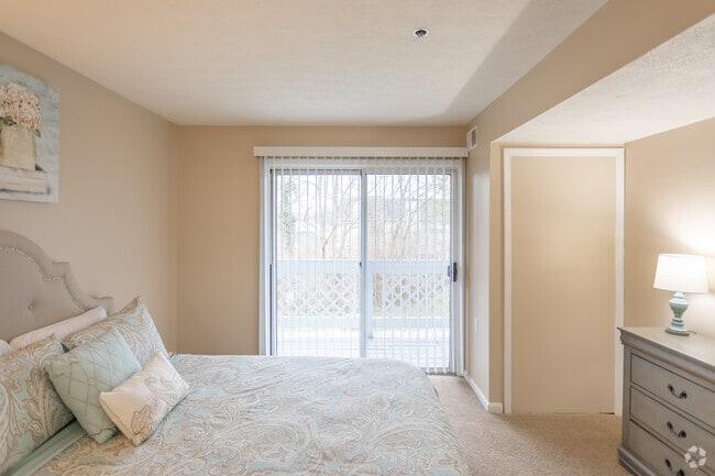 1BR, 1BA - 624 SF - New England Club Independent Senior Living