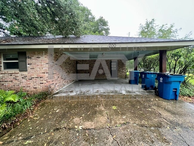 Building Photo - 4 bedroom, 2.5 bathroom house available in...
