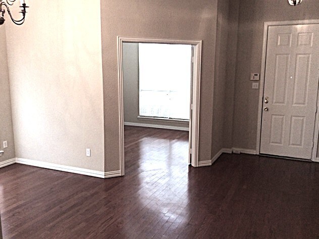 Foto del edificio - 6215 Crestmont Ln