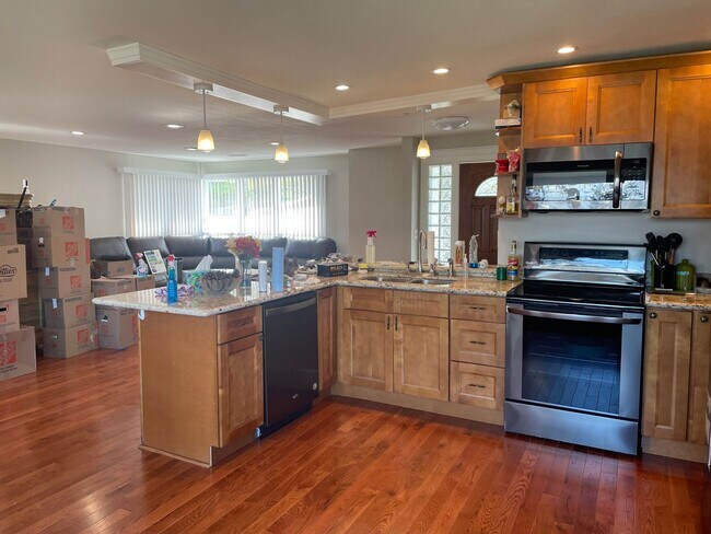 Foto del edificio - Move in ready rental in downtown Rainier with Columbia River views!