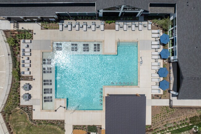 Piscina personalizada con comodidades del resort - The Dalton