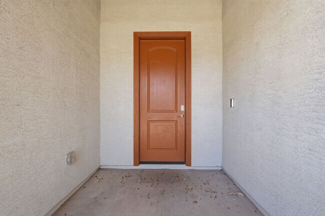 Foto del edificio - Spacious 5-Bedroom Home with Open Floor Plan & Private Backyard