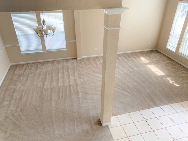 Foto del edificio - Two story home on large lot in the Ridge a...