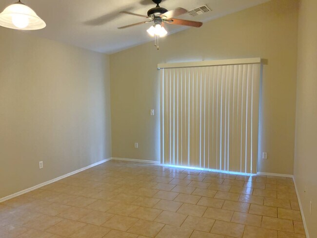 Foto del edificio - 1189 E Lakeview Dr