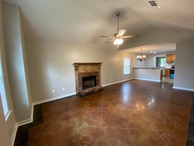 Building Photo - 605 Mockingbird Cir