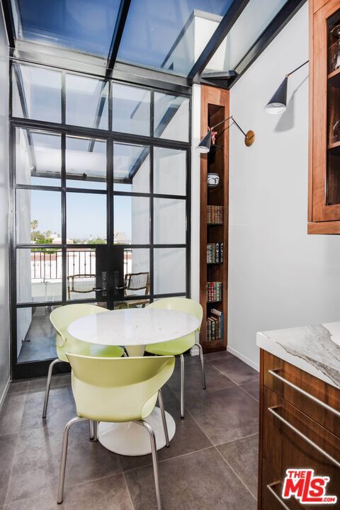 Foto del edificio - 1302 N Sweetzer Ave