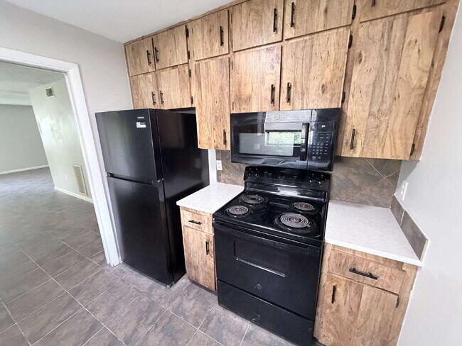 Foto del edificio - "Charming 3-Bedroom Home with 2 Full Baths in Prime Lakeland Location!"