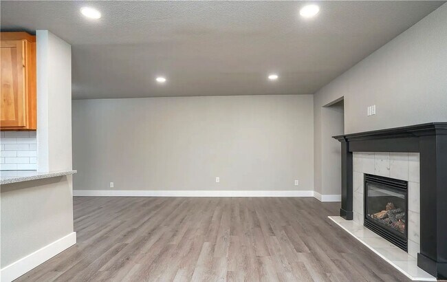 Building Photo - 4bedroom/2ba Downtown Puyallup Duplex