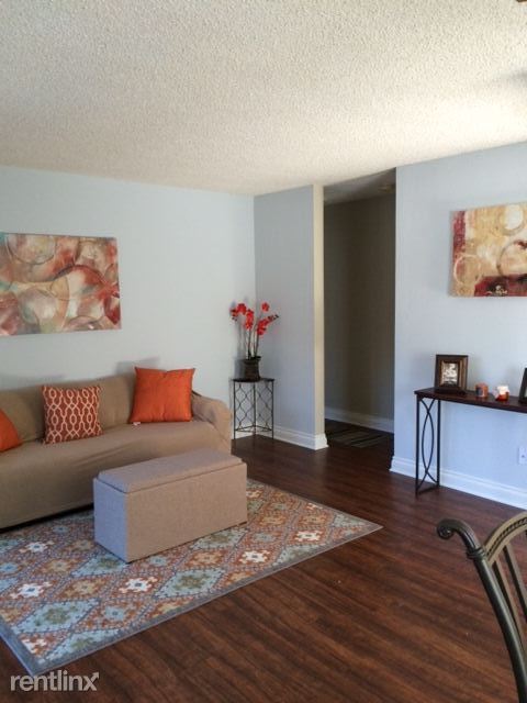 Foto principal - 8566 Summerdale Rd
