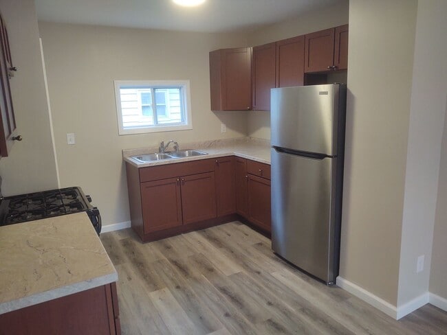 Building Photo - 2 bedroom 1 bathroom unit