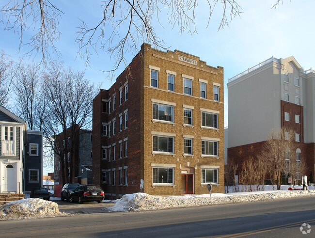 Building Photo - Deroy