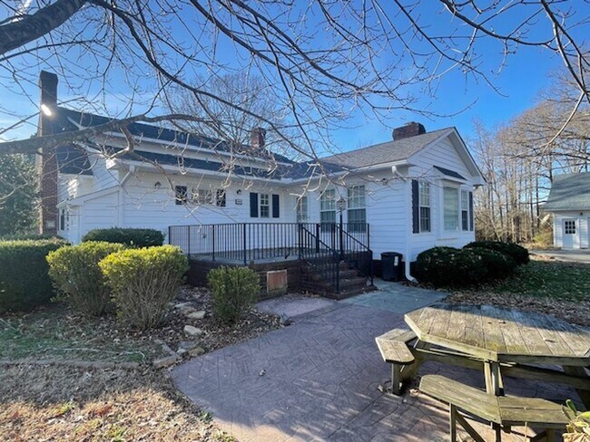 Foto del edificio - Mebane Farmhouse Available Now!