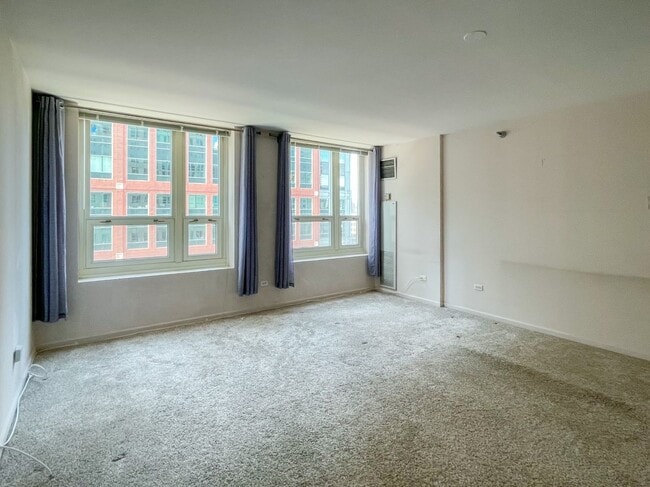 Building Photo - 345 N La Salle St