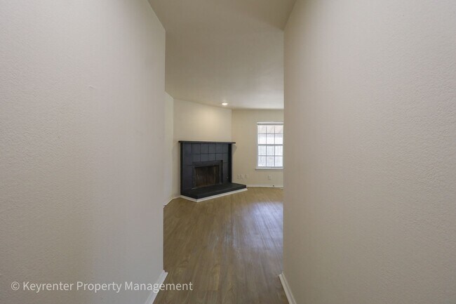 Building Photo - E 31st Ct Duplex