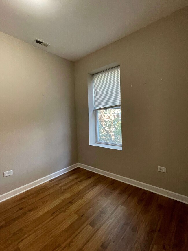 Foto del edificio - 1734 W Division St