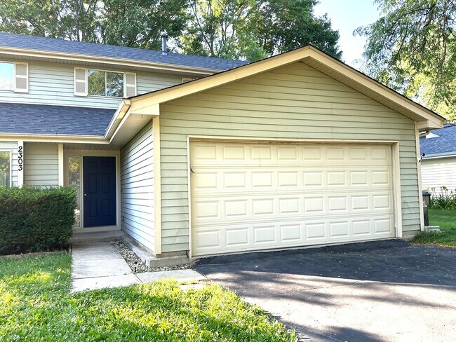 Foto del edificio - 2303 Woodview Ln