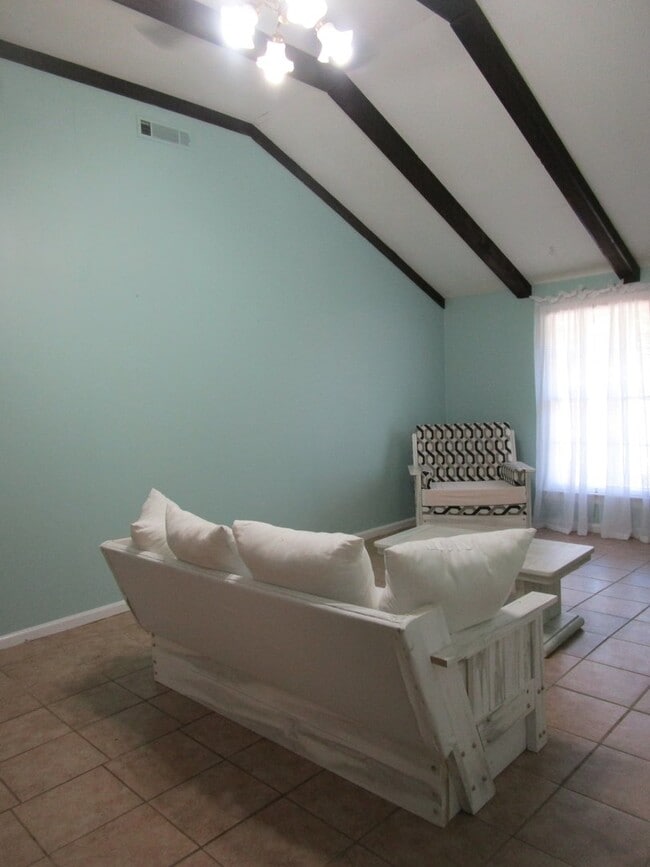 Building Photo - 2 Bedrooms, 2 Bathrooms - Kingston Home