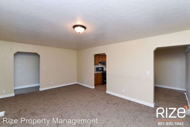 Building Photo - 5 br, 2 bath House - 225 Country Club Dr