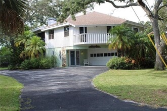 Building Photo - 5828 Oakhurst Dr