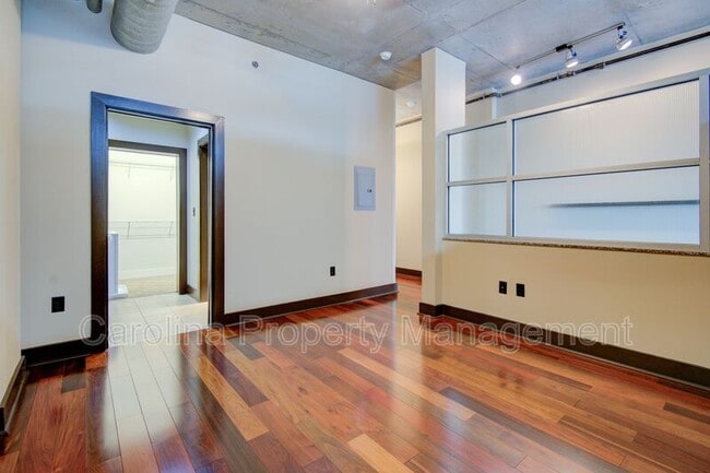 Building Photo - 505 E 6th St