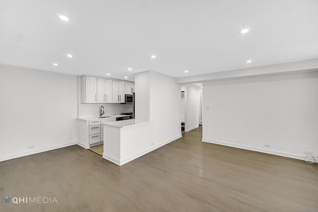Building Photo - 3950 N Lake Shore Dr