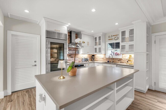 Building Photo - 700 Vilabella Ave