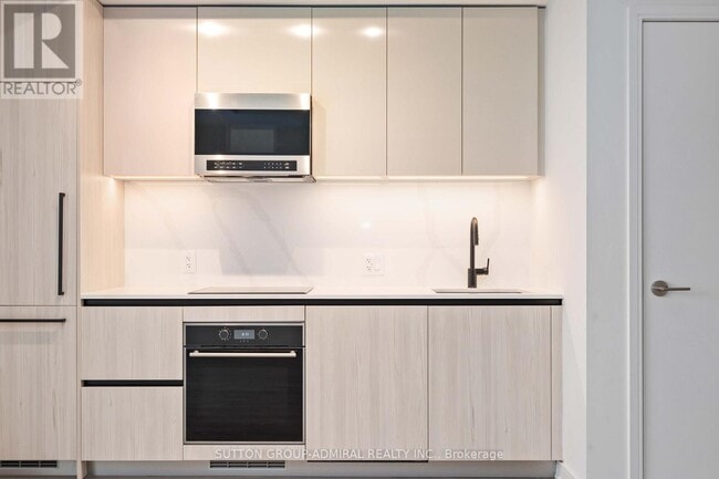 Building Photo - 425 Front St E