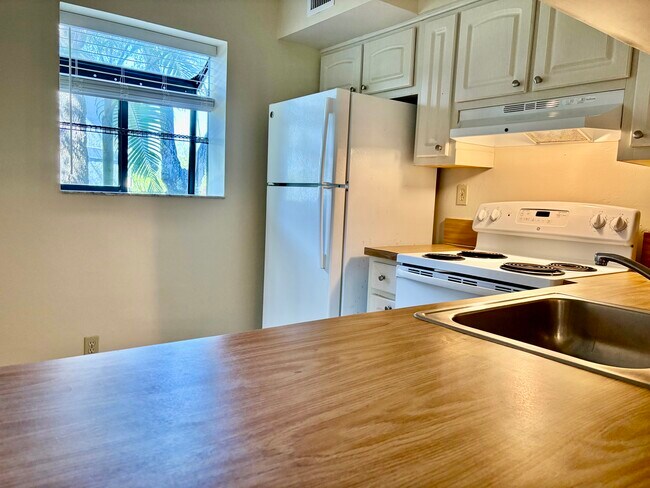 Foto del edificio - 2717 S Oakland Forest Dr